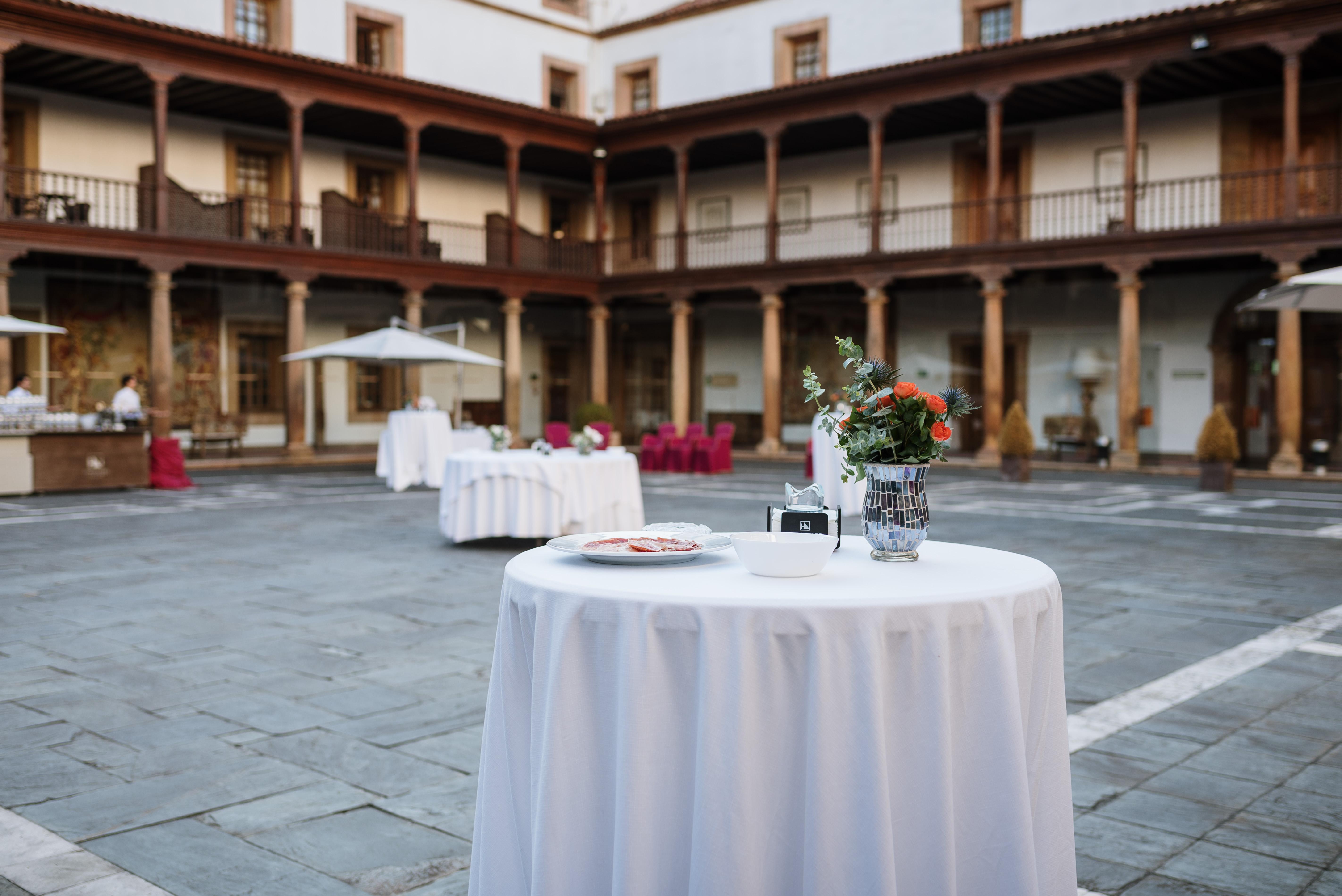 Eurostars Hotel De La Reconquista Oviedo Eksteriør bilde The courtyard of the University of Valencia