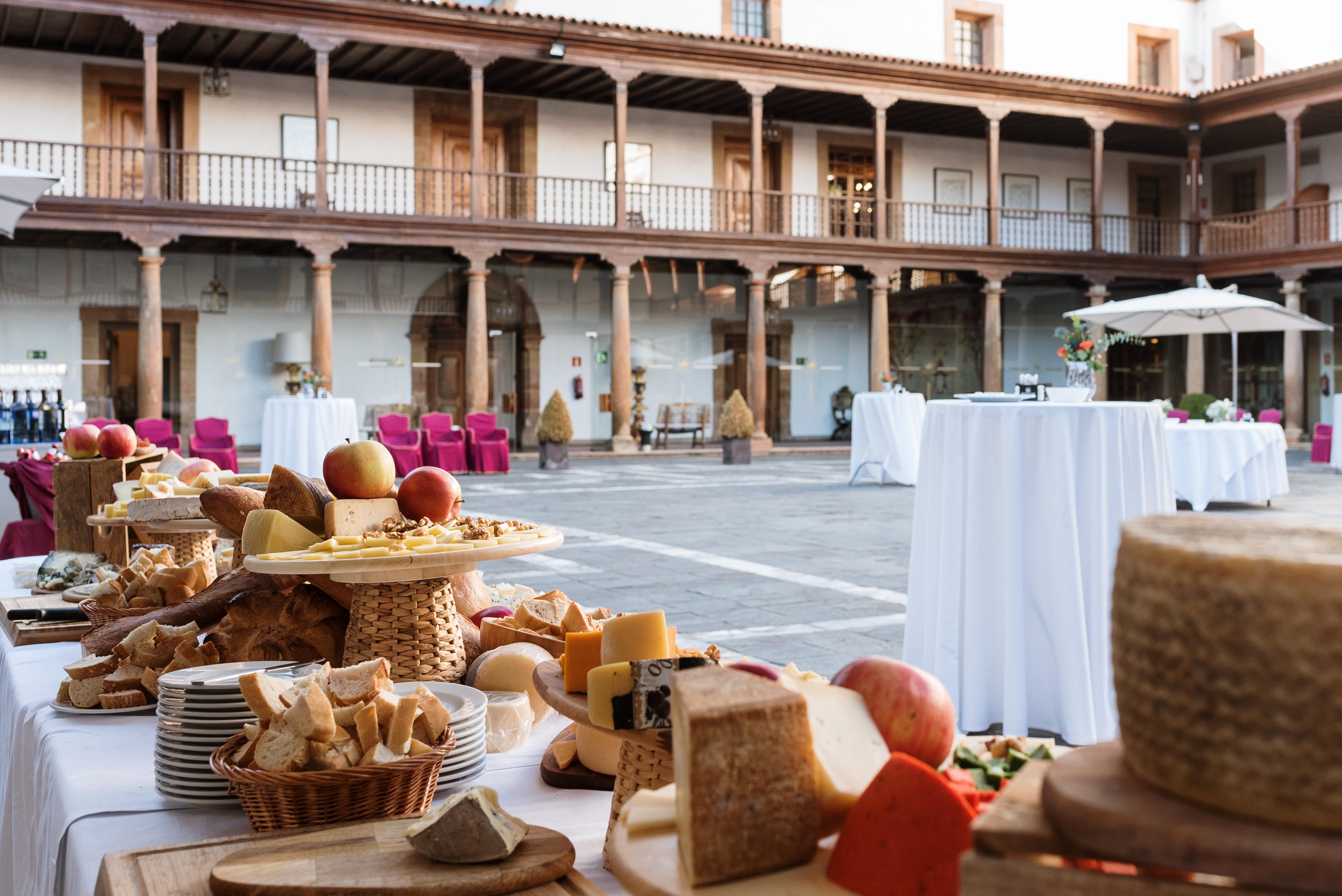 Eurostars Hotel De La Reconquista Oviedo Eksteriør bilde Cheese tasting at the Palacio de Abrantes